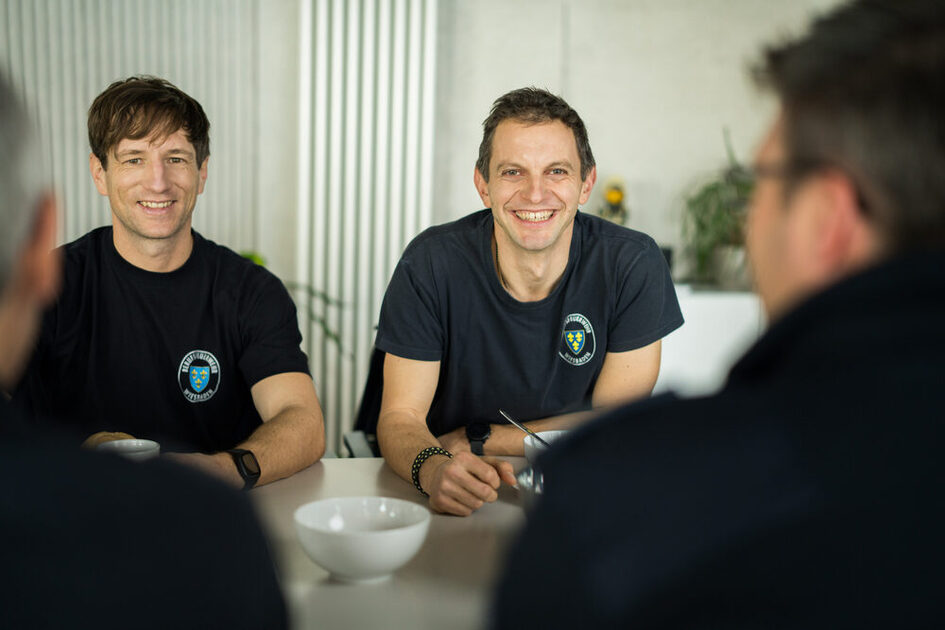 Von der Berufsfeuerwehr über die Stadtpolizei bis hin zur Verwaltung: Arbeiten im öffentlichen Dienst bietet viele Vorteile. Das Foto zeigt die Berufsfeuerwehrmänner Rene L. (links) und René G. (rechts), die bei der Landeshauptstadt Wiesbaden zusätzlich als Höhenretter beziehungsweise Taucher ausgebildet wurden.