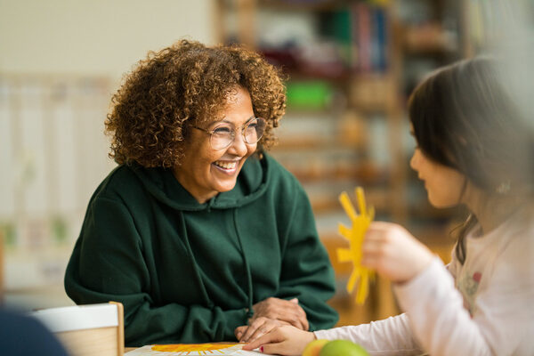 Öffentliche Arbeitgeber sind Arbeitgeber mit Zukunft. Davon profitieren auch Fachkräfte in städtischen Kindertagesstätten. Das Foto zeigt Erzieherin Stella T.