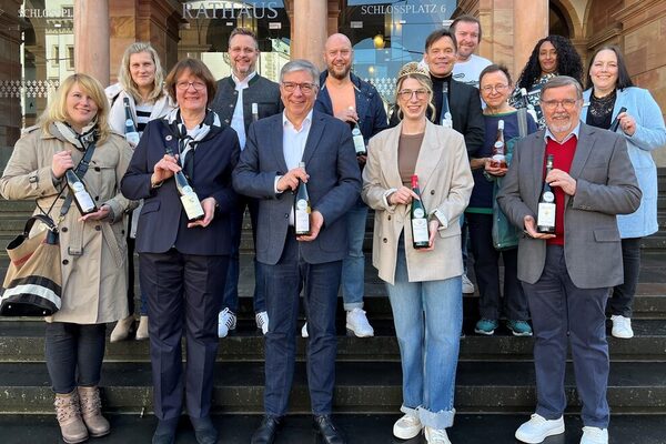 Oberbürgermeister Gert-Uwe Mende (vorne Mitte) mit Vertreterinnen und Vertretern der Pflegeheime sowie Peter Seyffardt, Präsident Rheingauer Weinverband (vorne rechts).