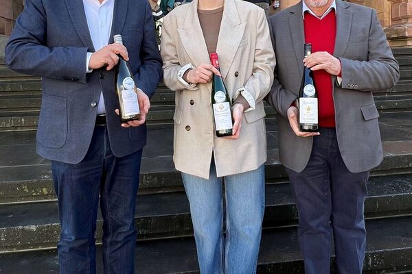 v.l.n.r.: Oberbürgermeister Gert-Uwe Mende, Rheingauer Weinkönigin Lena Orth und Peter Seyffardt, Präsident Rheingauer Weinverband.