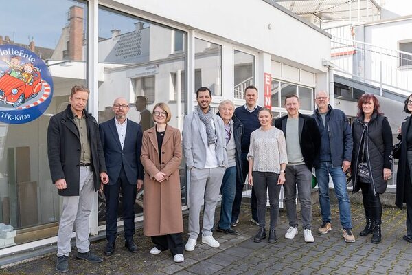 v.l.n.r.: I. Penner (Terminal for Kids gGmbH), T. Scheffler, Dr. P. Becher (LHW), Aytug Gün (Kita-Leitung), W. Neu (Hausverwaltung Neu), B. Hörnle (Unternehmensleitung Terminal for Kids gGmbH), C. Neu, K. Olbrich (Hausverwaltung Neu), M. Stich (Bauleitung), G. Thomasberger (Terminal for Kids gGmbH), S. Duschek (LHW).