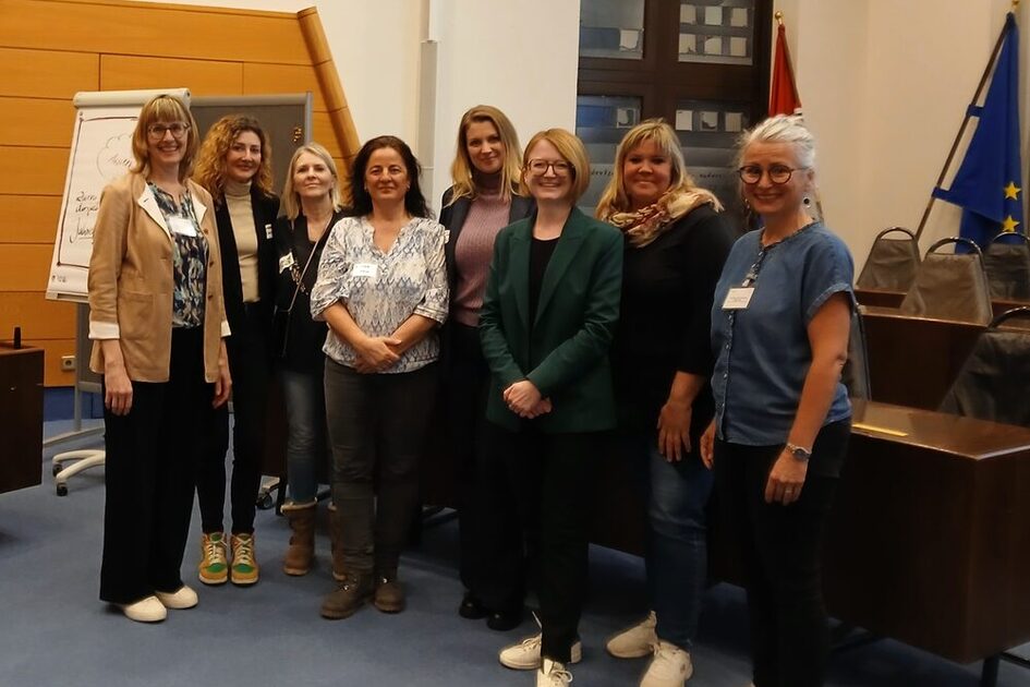 Gruppenfoto (v. r. n. l.): Tanja Form (stellvertretende Sachgebietsleitung Kindertagespflege), Sabine Christ (Kindertagespflegeperson), Dr. Patricia Becher (Sozialdezernentin), Johanna Scherer (Kindertagespflegeperson), Marina Zimmermann (Kindertagespflegeperson), Erika Schmidt (Kindertagespflegeperson), Angela Braner (Sachgebietsleitung Städtische Kitas), Anita Gerstmeier (Sachgebietsleitung Kindertagespflege).