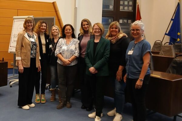 Gruppenfoto (v. r. n. l.): Tanja Form (stellvertretende Sachgebietsleitung Kindertagespflege), Sabine Christ (Kindertagespflegeperson), Dr. Patricia Becher (Sozialdezernentin), Johanna Scherer (Kindertagespflegeperson), Marina Zimmermann (Kindertagespflegeperson), Erika Schmidt (Kindertagespflegeperson), Angela Braner (Sachgebietsleitung Städtische Kitas), Anita Gerstmeier (Sachgebietsleitung Kindertagespflege).