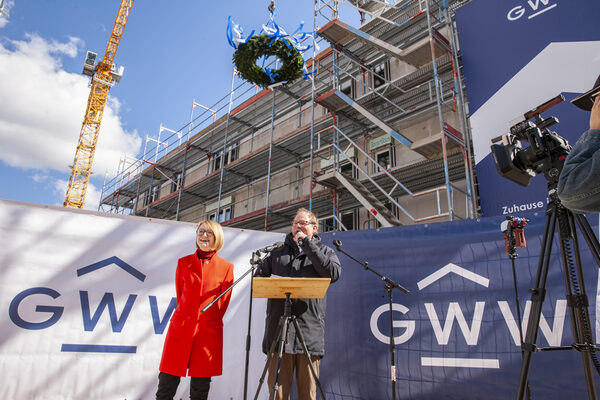v.l.: Dr. Patricia Becher (Sozialdezernentin & Aufsichtsratsvorsitzende GWW) und Thomas Keller (Geschäftsführer GWW)