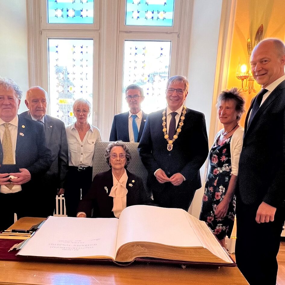 Eintrag ins Goldene Buch.