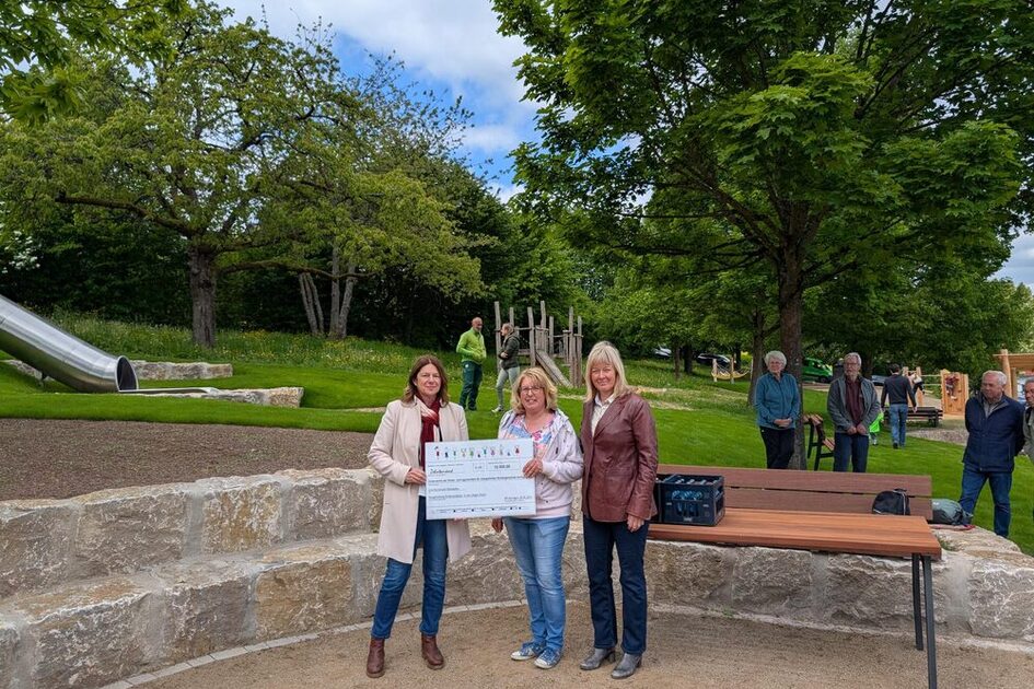 Bild zeigt Scheckübergabe.