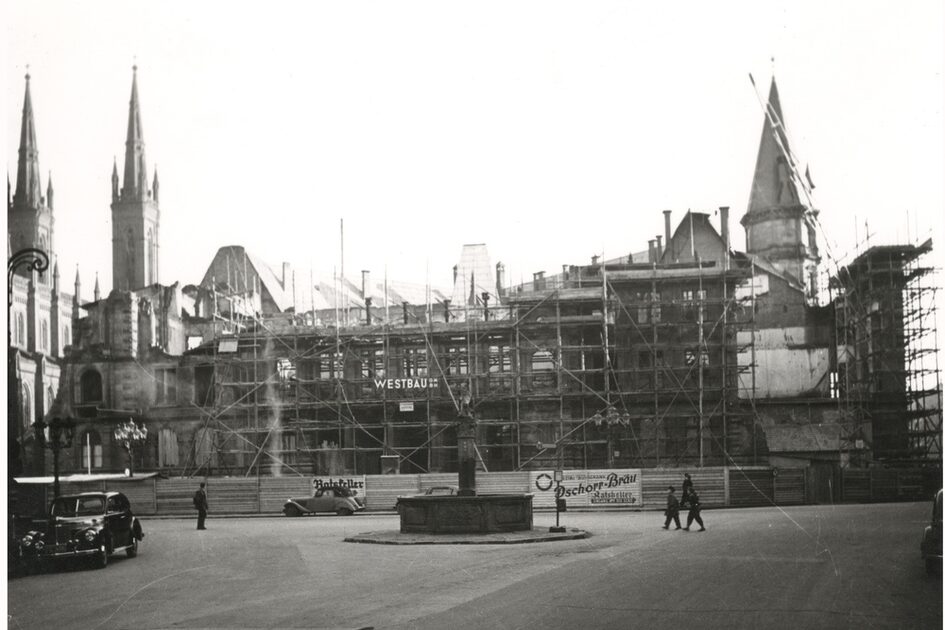 Wiederaufbau des Wiesbadener Rathauses nach dem Ende des Zweiten Weltkriegs.