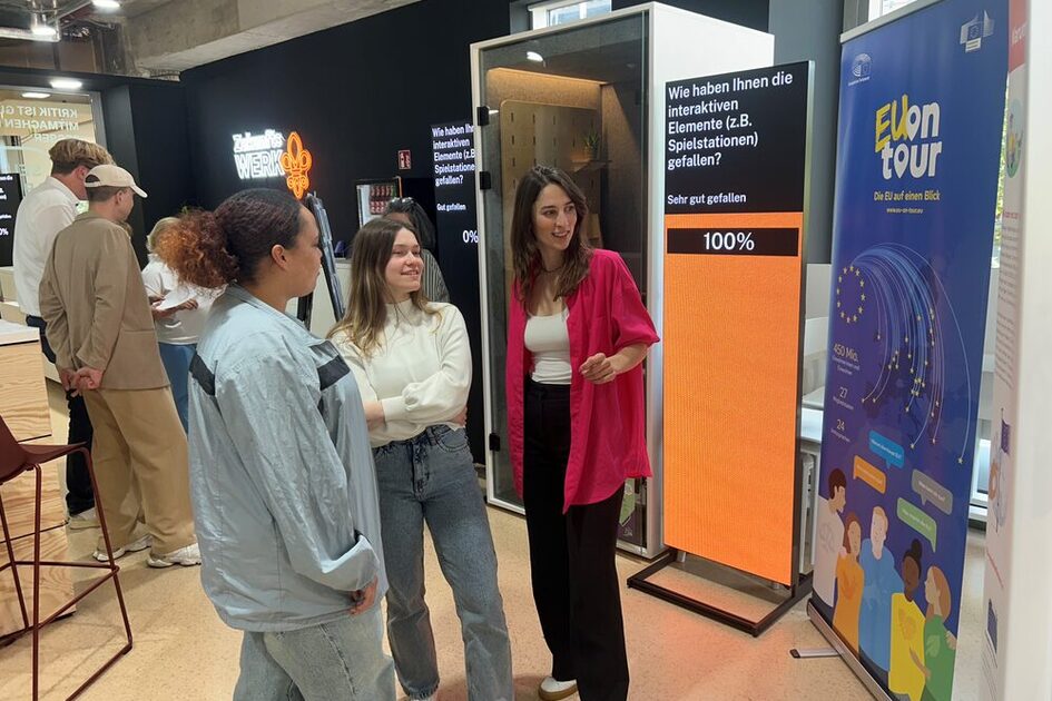 Europadezernentin Maral Koohestanian bei der Eröffnung der Ausstellung