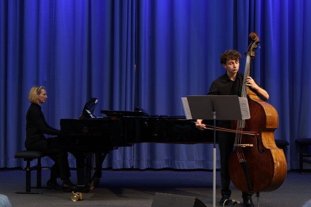 Ludwig Walter am Kontrabass, der von seiner Mutter am Klavier begleitet wird