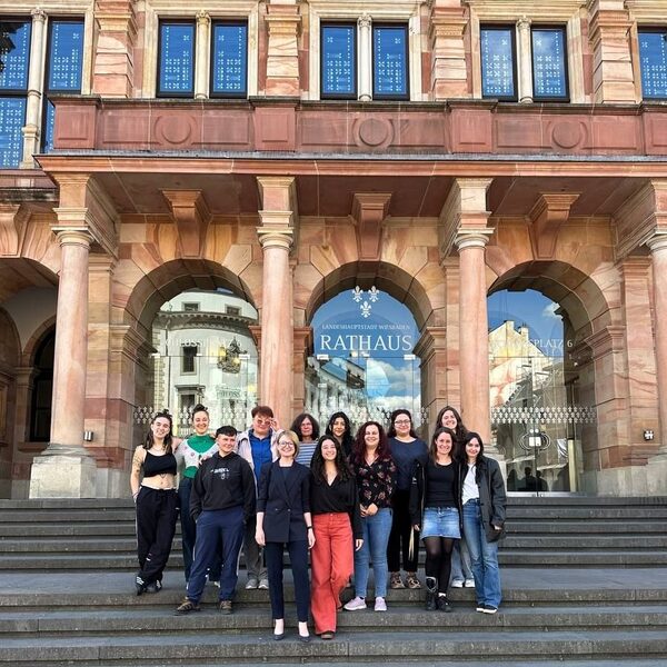 Gruppenbild vor dem Rathaus