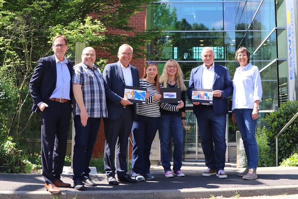 Die Jury mit den Gewinner-Motiven (von links): Frank Rolle (ESWE Unternehmenskommunikation), Robert Hammann (ESWE Wasserstand), Ralf Schodlok (Vorstandsvorsitzender ESWE Versorgungs AG), Susanne Kühnhold (Diplom Designerin und Dozentin), Mia Carlo (Künstlerin und Grafikerin), Jörg Höhler (Vorstandsmitglied ESWE Versorgungs AG), Anke Auen (ESWE Unternehmenskommunikation).