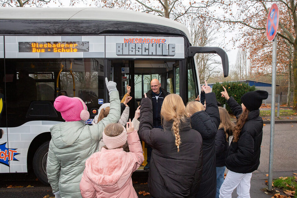 Schüler der Erich-Kästner-Schule lernen bei der Busschule das richtige Verhalten am und im Bus