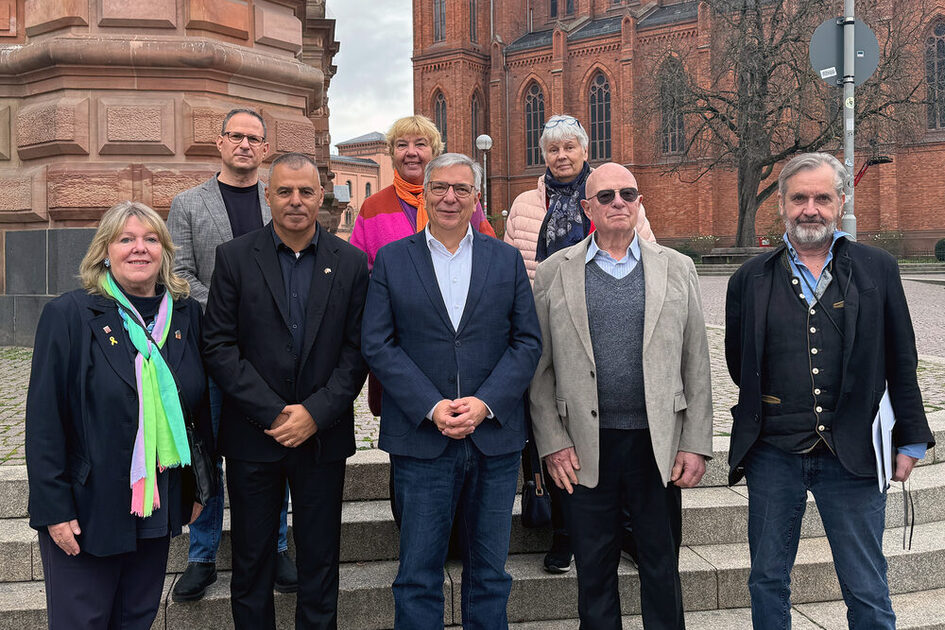 Von links nach rechts: Klaudia Krissel, Mitglied Freundeskreis Kfar Saba e.V.; Steve Landau, Geschäftsführer Jüdische Gemeinde Wiesbaden; Rafi Saar, Bürgermeister Kfar Saba; Ute Kilian, Vorstandsmitglied Freundeskreis Kfar Saba e.V.; Gert-Uwe Mende, Oberbürgermeister Wiesbaden; Hildegard Rosenberg, Mitglied Freundeskreis Kfar Saba e.V.; Dr. Jakob Gutmark, Vorstand Jüdische Gemeinde Wiesbaden; Georg Habs, Vorsitzender Freundeskreis Kfar Saba e.V.