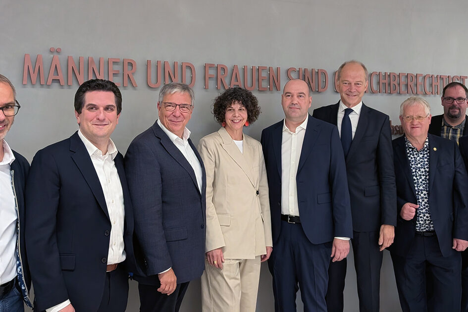 (von links) Joachim Chrometzka, Baumanagement WiBau; Dr. Hendrik Schmehl, Schuldezernent; Gert-Uwe Mende, Oberbürgermeister; Katherina Schütte, stellvertretende Schulleiterin; Dr. Matthias Oppermann, Schulleiter; Dr. Gerhard Obermayr, Stadtverordnetenvorsteher; Andreas Guntrum, Geschäftsführer WiBau; Ulrich Schwalbach, Ortsvorsteher Dotzheim; Andreas Kowol, Verkehrsdezernent; Christoph Golla, Geschäftsführer WiBau