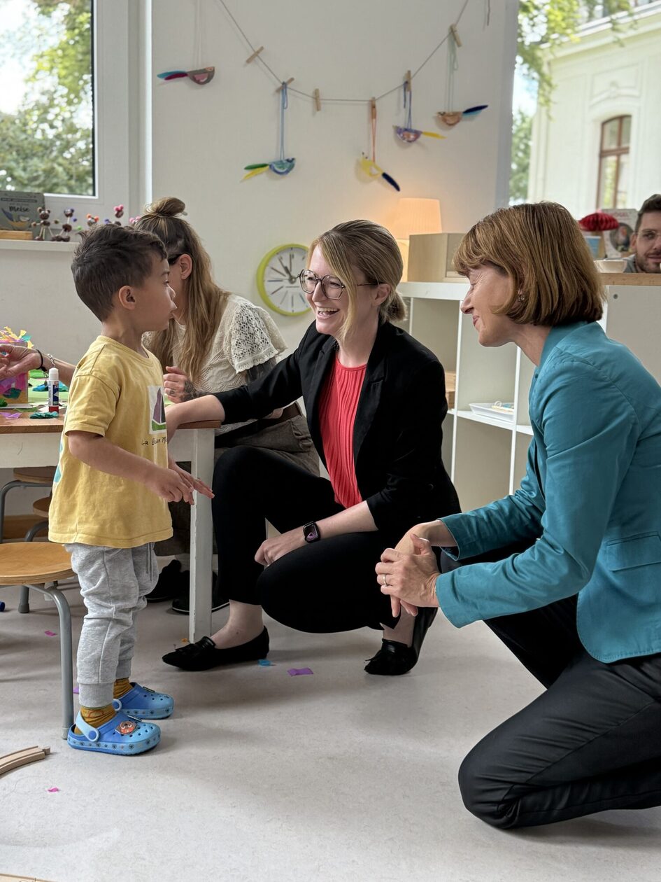 Dr. Patricia Becher, Sozialdezernentin der Landeshauptstadt Wiesbaden, und Heike Hofmann, Hessische Ministerin für Arbeit, Integration, Jugend und Soziales (von links)