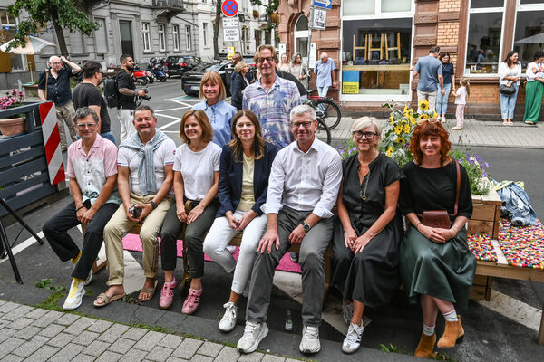 Vorne von links nach rechts: Wolfgang Rausch, Dr. Guido Haas, Gesine Bonnet, Christiane Hinninger. Andreas Kowol, Karin Mültin, Claudia Gorbauch. Hinten von links nach rechts: Sabine Wittmann, Markus Hartmann