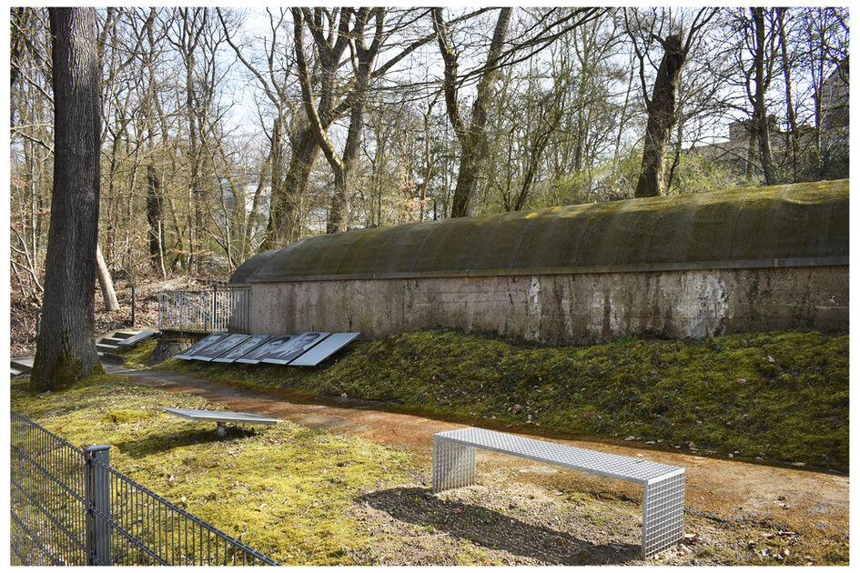 Blick auf die Gedenkstätte „Unter den Eichen“. Großformatige Tafeln im Außenbereich erinnern an die Opfer.