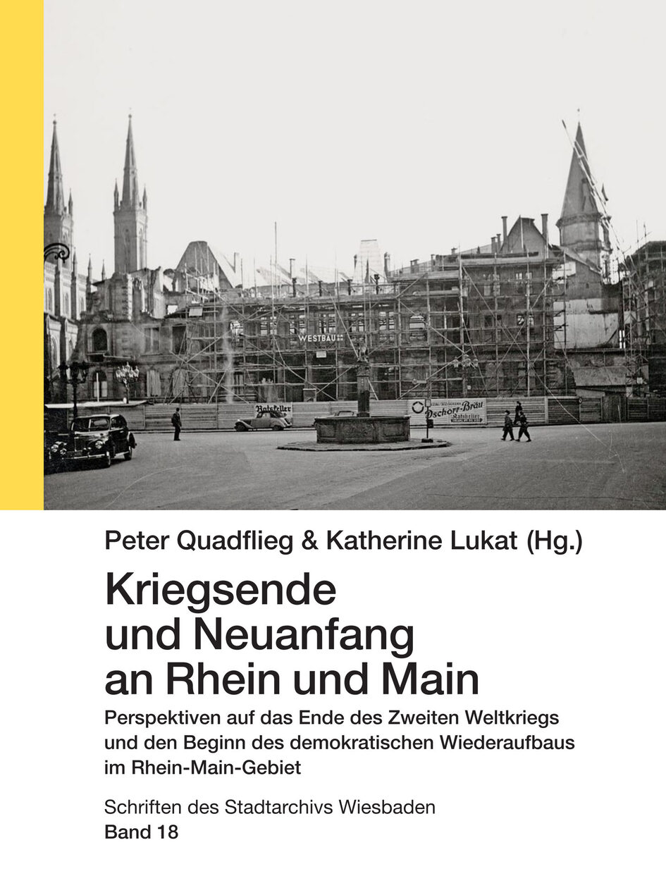 Die Grafik zeigt das Buchcover; in der oberen Bildhälfte ist eine historische Aufnahme des Schlossplatzes in Schwarz-Weiß zu sehen. Der Titel lautet: Kriegsende und Neuanfang an Rhein und Main