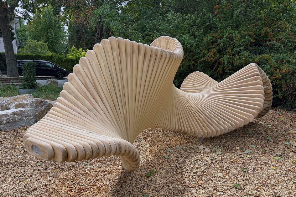 Sculptură din lemn în noua piață a cartierului