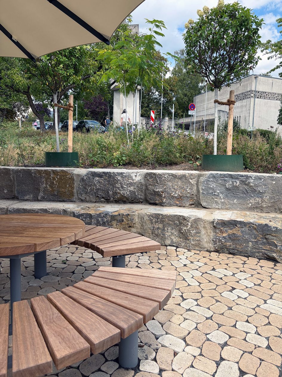Set de mobilier de exterior în noua piață a cartierului