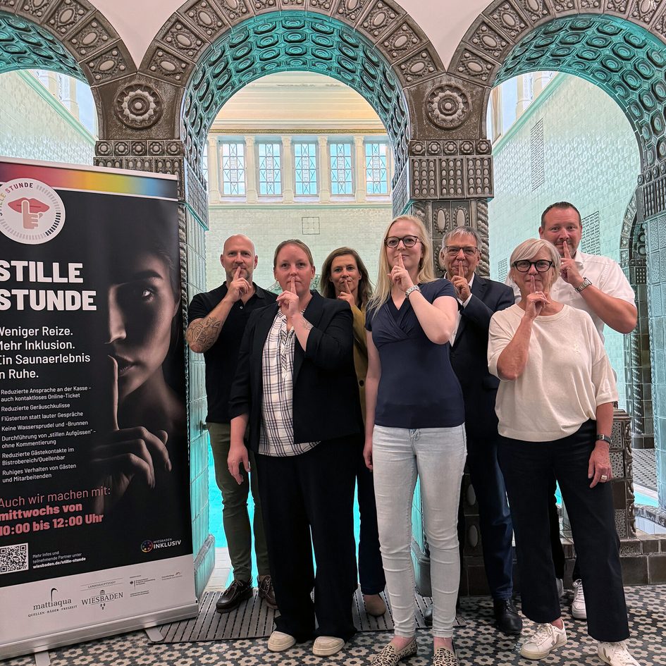 Von links nach rechts: Thomas Wiklinski, Badleitung Freizeitbad Mainzer Straße; Maxi-Lena Jung, Badleitung Kaiser-Friedrich-Therme; Andrea Hausy, Inklusionsbeauftragte; Daniela Hill, Expertenbeirat; Gert-Uwe Mende, Oberbürgermeister; Karin Mültin, Citymanagement und Thomas Baum, Betriebsleitung mattiaqua