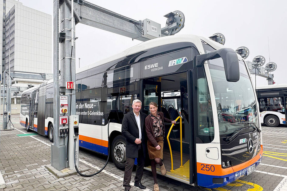 Verkehrsdezernent Andreas Kowol und Marion Hebding, Geschäftsführerin ESWE Verkehr