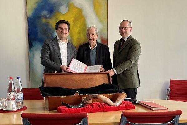 Unterzeichneten den Schenkungsvertrag: Kulturdezernent Dr. Hendrik Schmehl, Dr. Manfred Beilharz und Stadtarchivleiter Dr. Peter Quadflieg (von links nach rechts)