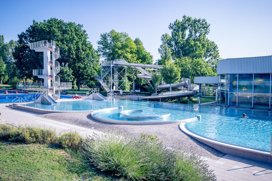 Auf dem Foto ist das Freibad Kleinfeldchen zu sehen.