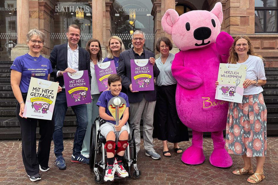 Kinder-Lebens-Lauf: Engels-Fackel macht Station vor Rathaus