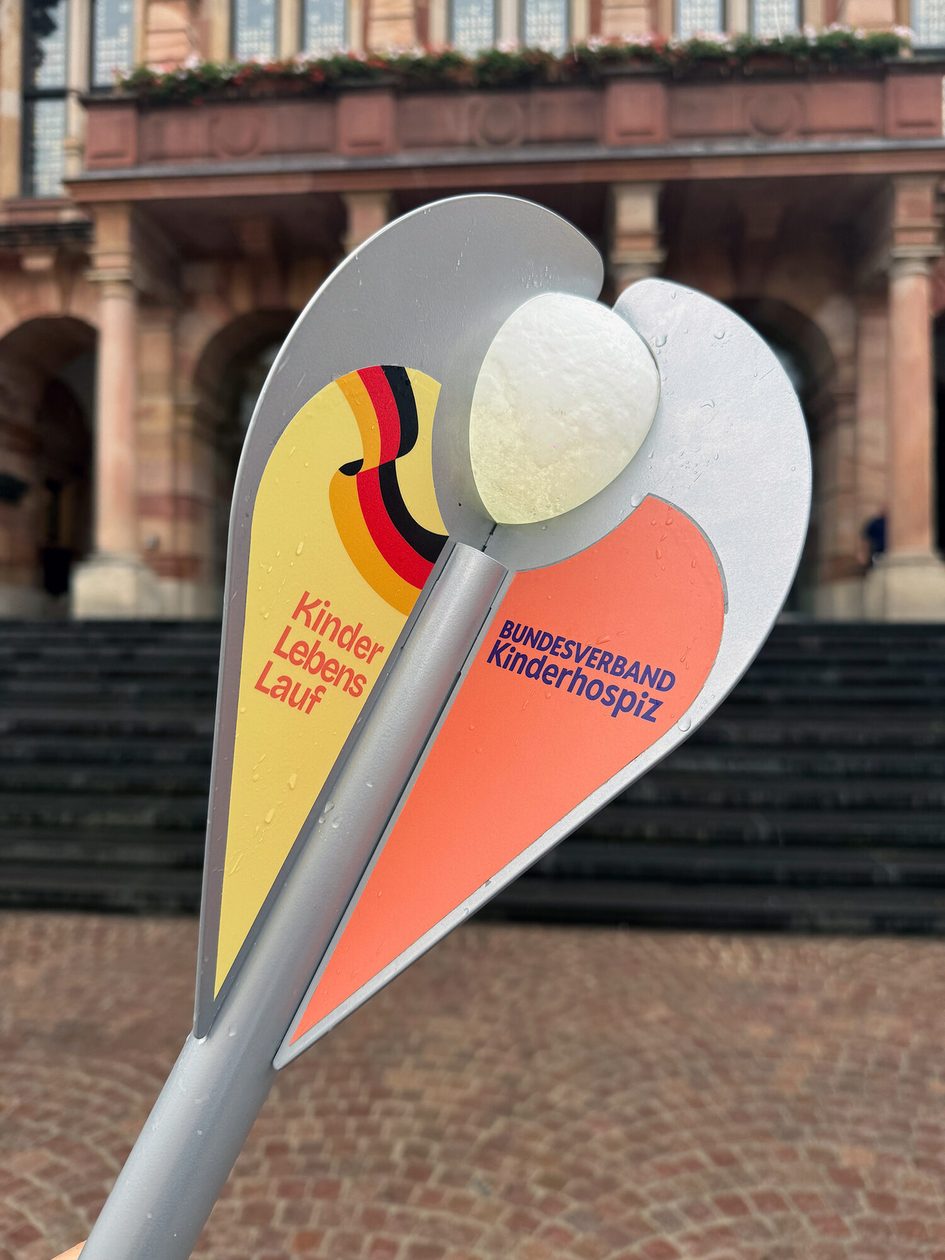 Kinder-Lebens-Lauf: Engels-Fackel macht Station vor Rathaus