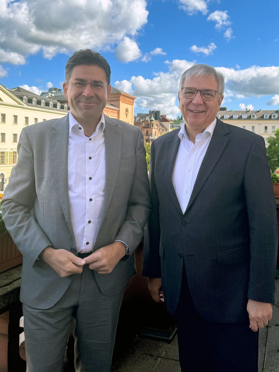 Regierungspräsident Prof. Jan Hilligardt (links im Bild) und Oberbürgermeister Gert-Uwe Mende.