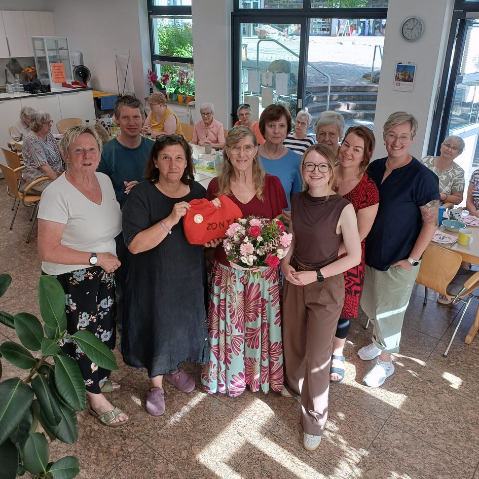 Vorne von links: Helga Tomaschky-Fritz (ehrenamtliche Stadträtin), Miriam Weinandi (Präsidentin Zonta Wiesbaden), Corina Schelling (ehrenamtliche Koordinatorin Frauenfrühstück Gräselberg), Dr. Patricia Becher (Dezernentin für Soziales, Bildung und Wohnen). Hinten von links: Philipp Hanusch (Stadtteilarbeit STZ Gräselberg), Bärbel Riemann (Zonta says no Beauftrage Zonta Club Wiesbaden), Brigitte Schuler (Zonta Club Wiesbaden), Claudia Selzer (Abteilung Altenarbeit), Steffi Filke (Leiterin STZ Gräselberg)