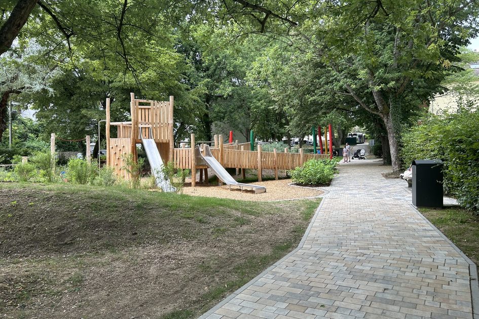 Auf dem Foto ist der umgestaltete Kinderspielplatz Quellbornstraße mit neuem Klettergerüst zu sehen.