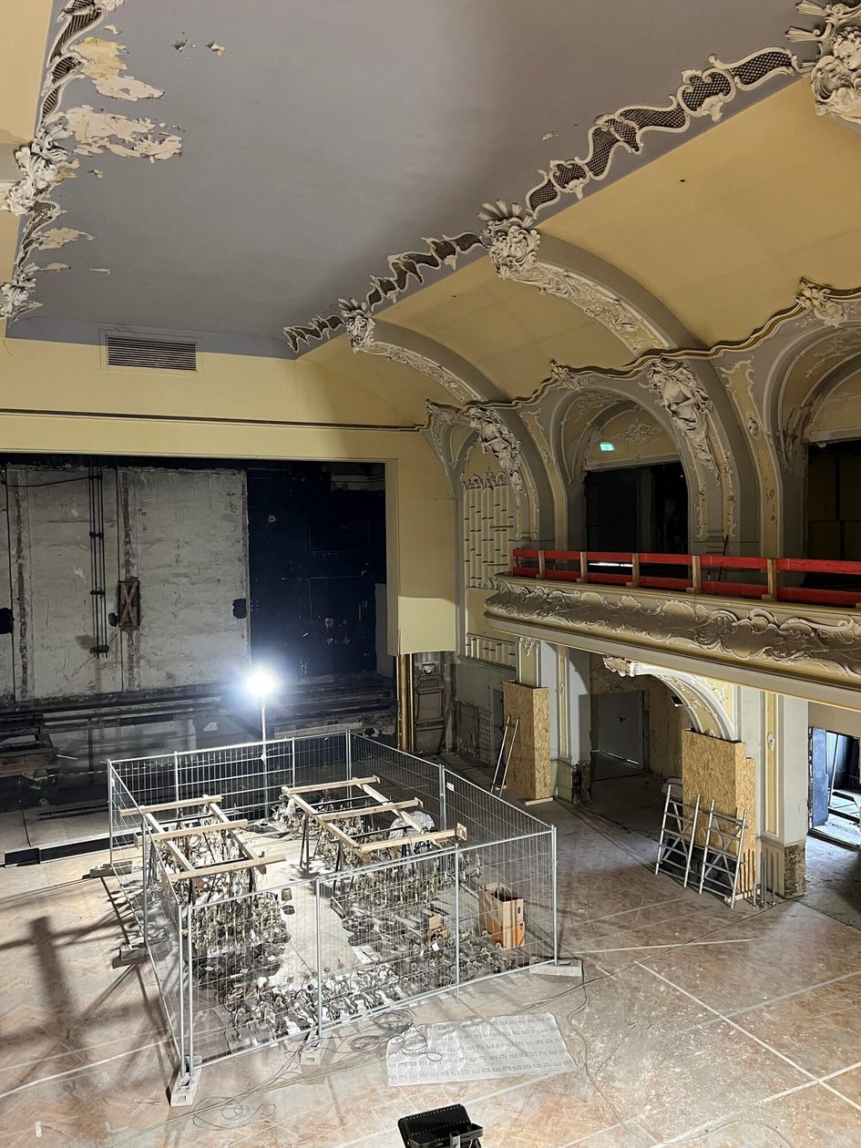 Auf dem Foto ist ein historischer Saal des Walhalla-Gebäudekomplexes zu sehen.