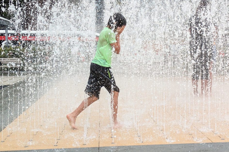 Auf dem Foto ist ein Junge auf dem mobilen Wasserspielplatz PlayFountain zu sehen.