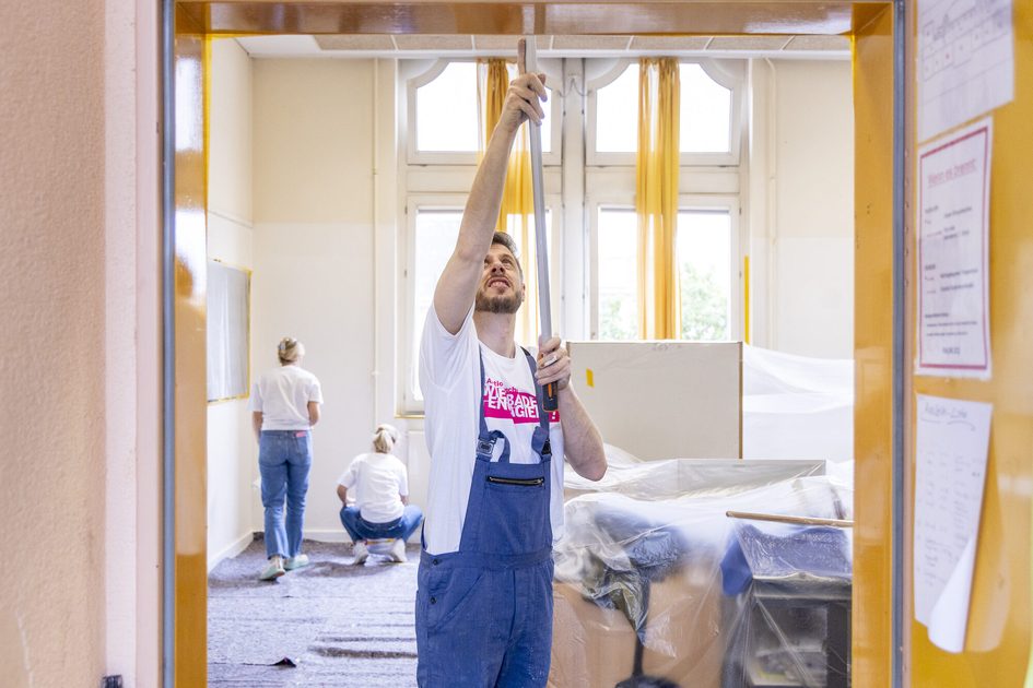 „Eine Schule voller Farben“ wünschte sich die Blücherschule von den Helferinnen und Helfern der RV Versicherungs AG.