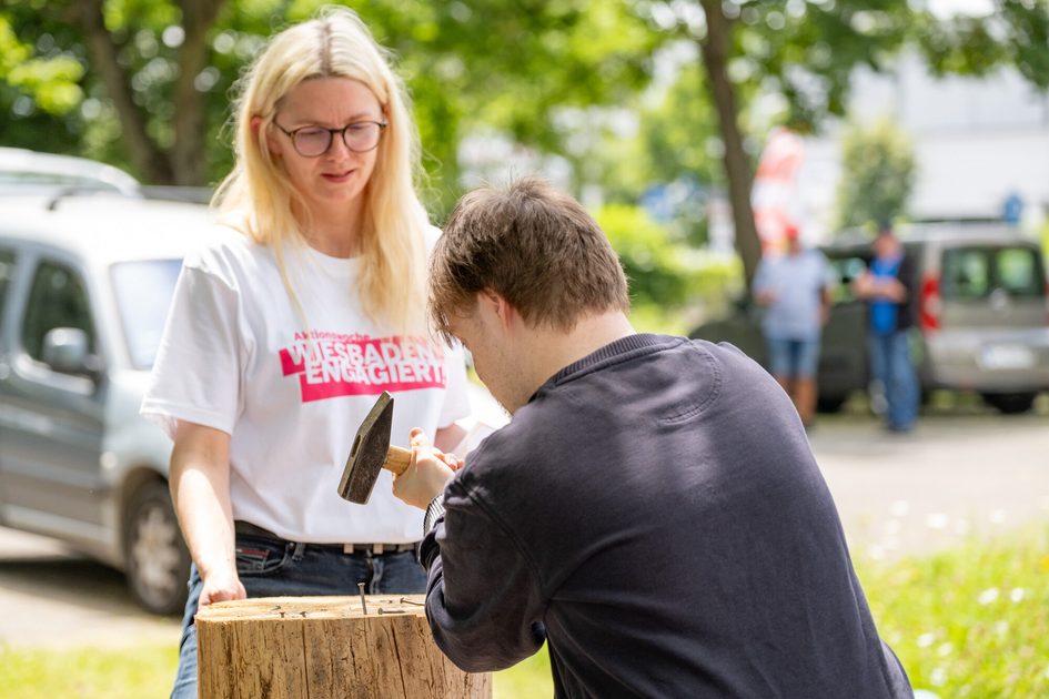 Beim Sommerfest des Facettenwerks Hagenauerstraße engagierten sich Mitarbeitende der Wiesbaden Congress & Marketing GmbH.