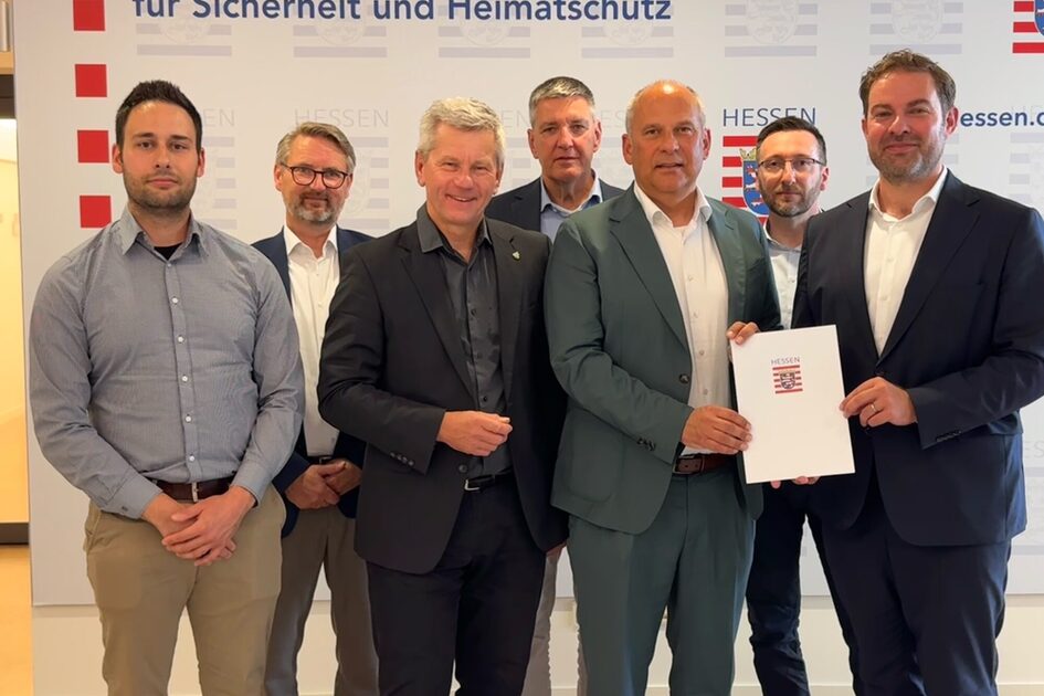 (from left: Ali Marcel Kraus (Commercial Managing Director of B2P Bio2Power), ELW Operations Manager Markus Patsch, City Councillor Andreas Kowol, EAW Operations Manager Michael Heil (Own Waste Management Rheingau-Taunus-Kreis), Minister of the Interior Prof. Dr. Roman Poseck, Thomas Harrlandt (Technical Managing Director of B2P Bio2Power) and District Administrator of the Rheingau-Taunus-Kreis Sandro Zehner