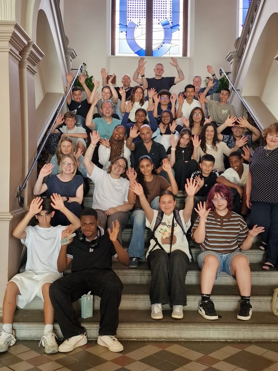 Teilnehmerinnen und Teilnehmer der deutsch-israelischen Jugendbegegnung mit Sozialdezernentin Dr. Patricia Becher im Rathaus