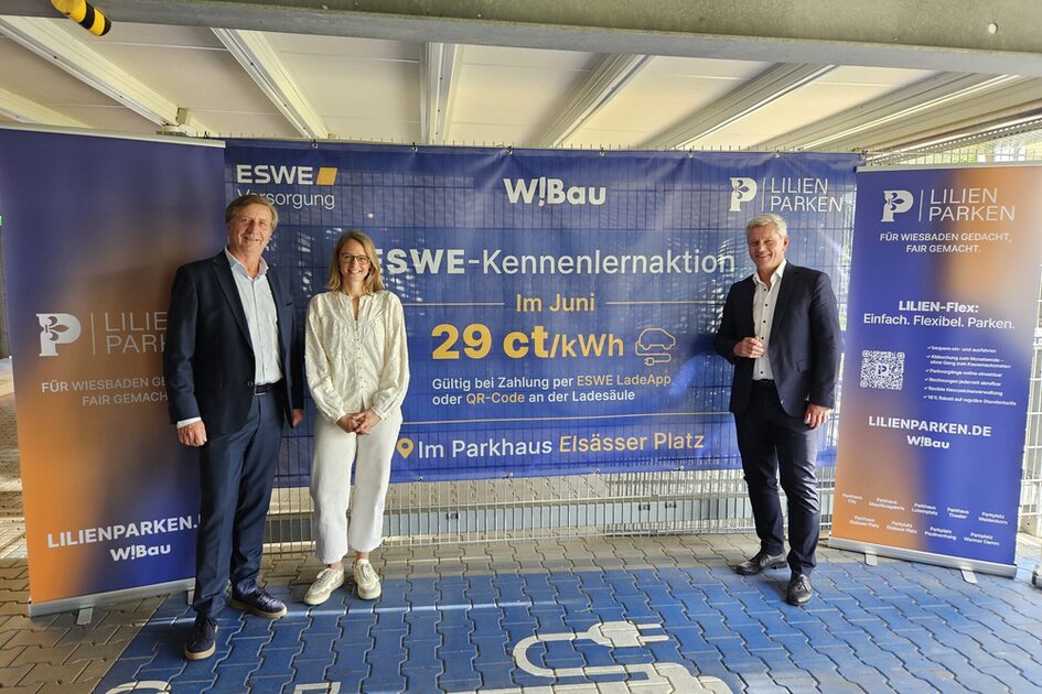 Auf dem Foto (v.l.n.r.): Christoph Golla, Geschäftsführer WiBau,Charlotte Stritter, Leiterin Parkraummanagement, sowie Verkehrsdezernent Andreas Kowol