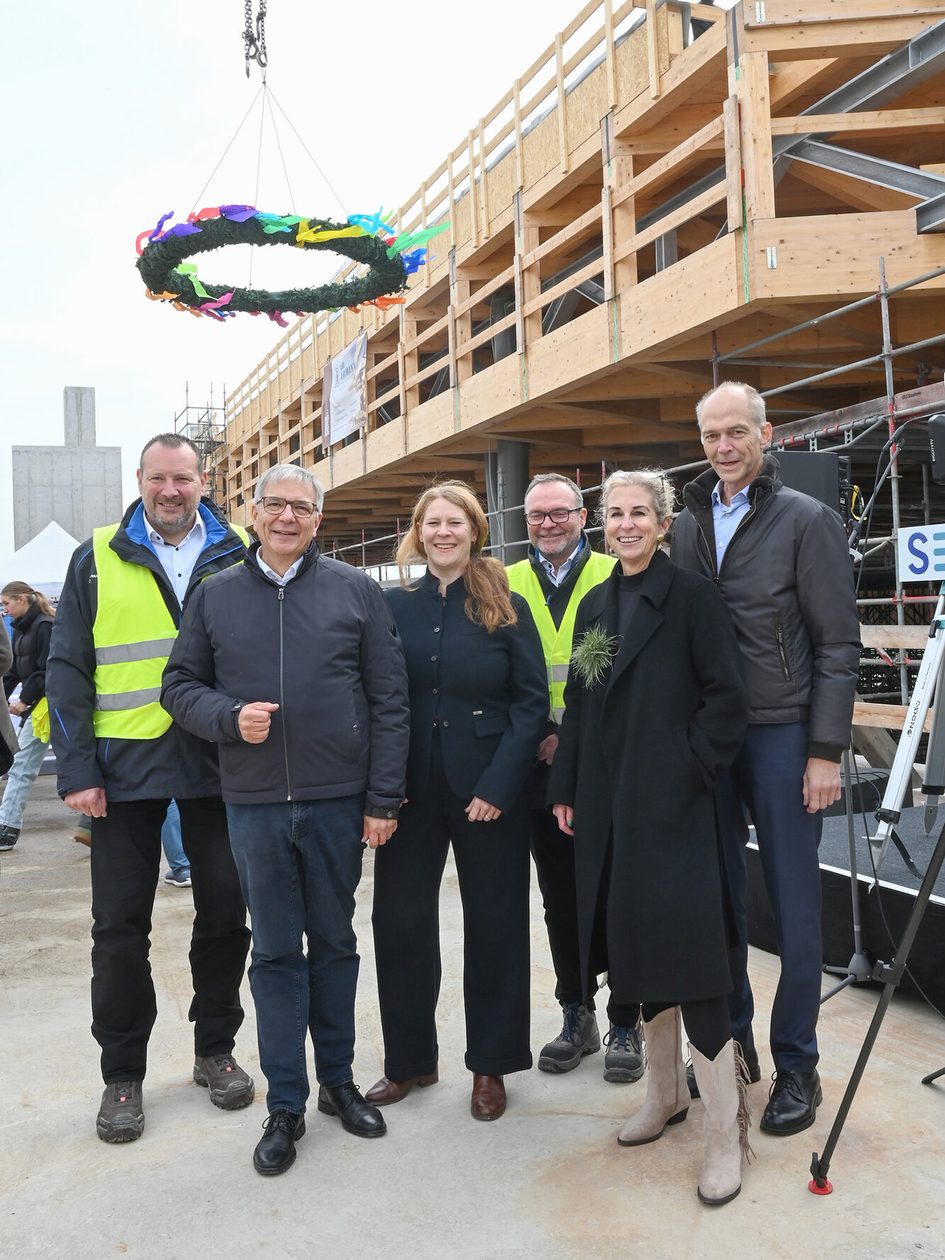 (de la stânga la dreapta) Thomas Baum, director de exploatare la mattiaqua, Gert-Uwe Mende, primar, prof. dr. Ute Knippenberger, director general al SEG, Eric Alberti, conducerea mattiaqua, Daniela Georgi, consilier municipal responsabil cu economia, sportul și ordinea publică, Dr. Gerhard Obermayr, președintele consiliului local