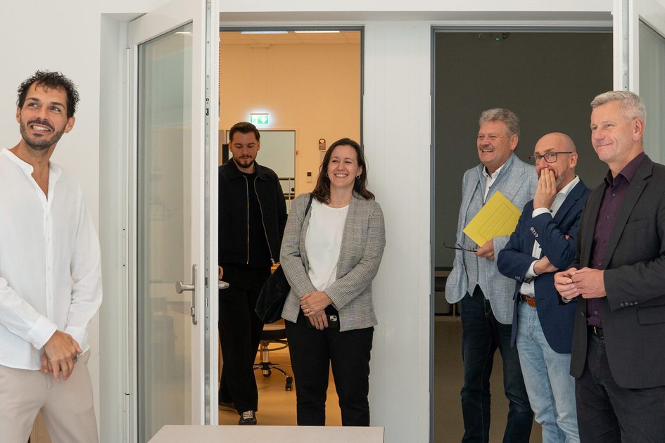 Von links nach rechts: Aytug Gün (Kitaleitung), Emre Sayan (Mitarbeiter TfK), Nina Dörner (Unternehmensleitung TfK), Bernd Wüstemann (Amt für soziale Arbeit, Abteilung Kindertagesstätten), Thomas Scheffler (Amt für soziale Arbeit, Abteilungsleitung Kindertagesstätten), Andreas Kowol (Dezernent für Gesundheit, Soziales, Verbraucherschutz und Wohnen) bei der Besichtigung eines Gruppenraumes