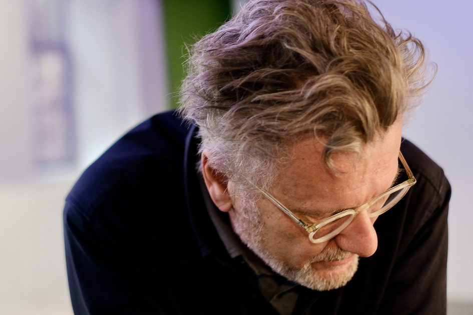 Auf dem Foto ist der Musiker Uwe Oberg zu sehen.