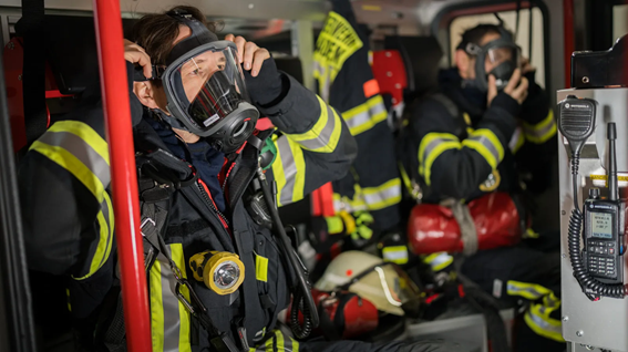 Pompiers professionnels en train de s'équiper dans le HLF