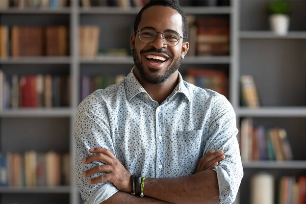 Ο έγχρωμος άνδρας κοιτάζει ευθεία μπροστά.