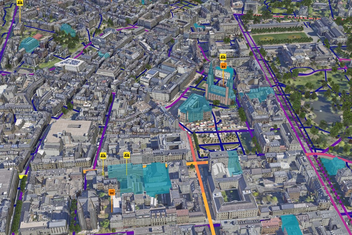 Screenshot aus dem digitalen Zwilling mit Blick auf Wiesbaden aus der Vogelperspektive und einigen farbigen Markierungen.