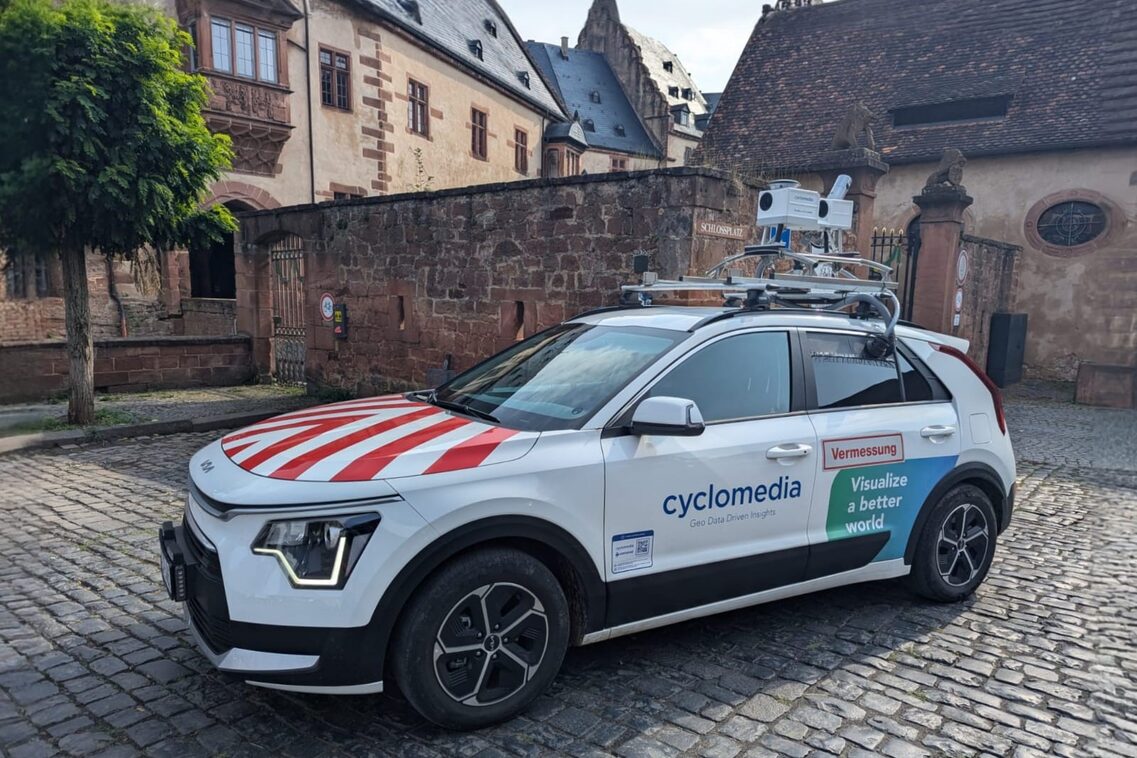 Fahrzeug mit Kameras auf dem Dach.