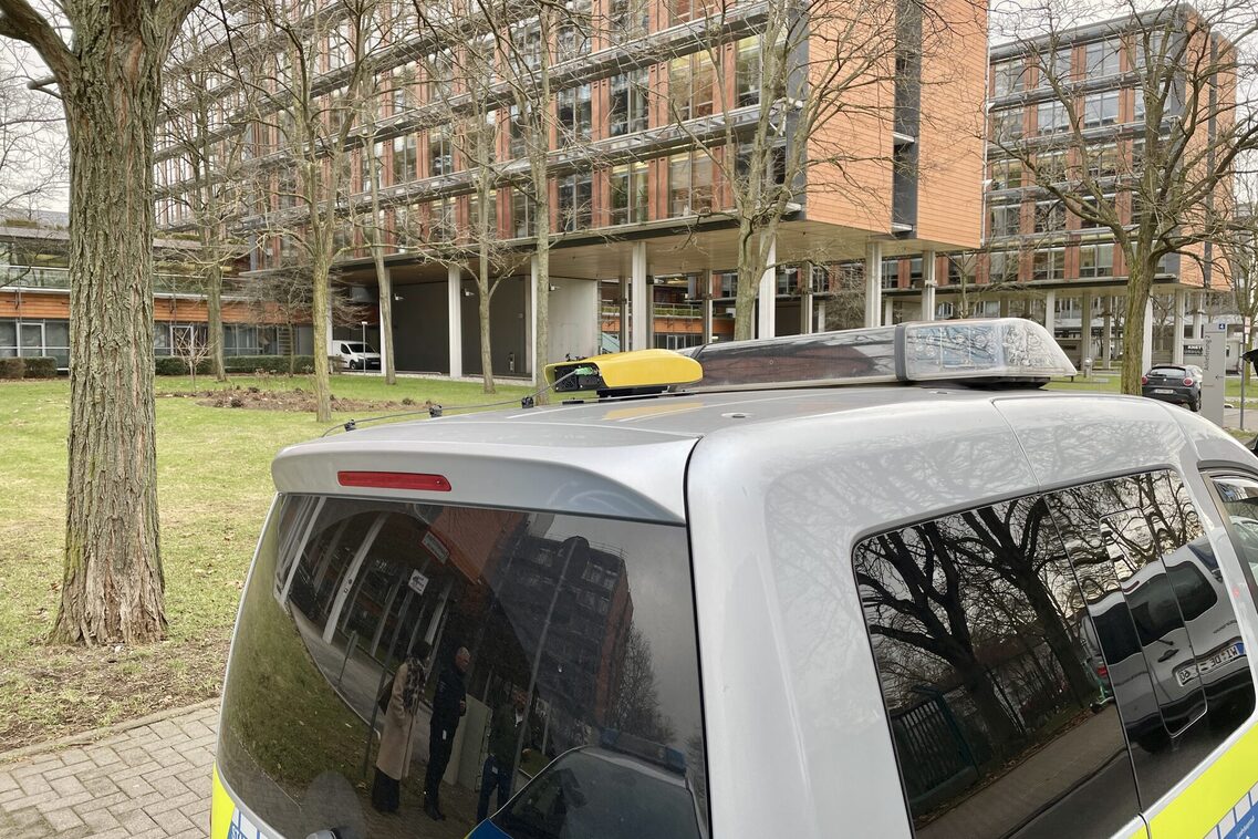 Ein gelber Sensor auf dem Dach eines Fahrzeugs der Stadtpolizei montiert.
