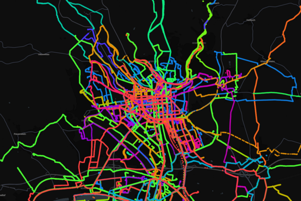 Bunte Anzeige der viel- und wenigbefahrenen Routen im Wiesbadener Stadtgebiet während des Datenexperiments.