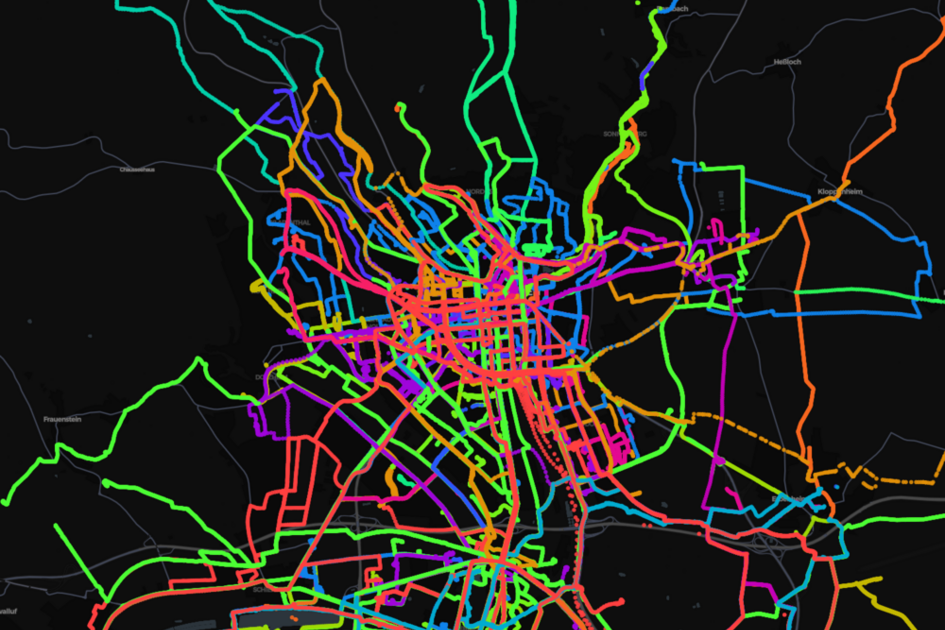 Bunte Anzeige der viel- und wenigbefahrenen Routen im Wiesbadener Stadtgebiet während des Datenexperiments.
